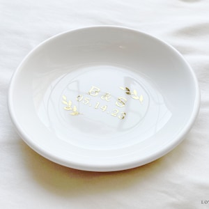 Regalo di nozze personalizzato, portafedi minimalista con iniziali e data, regalo per addio al nubilato, regalo di fidanzamento, regalo di nozze per coppia immagine 4