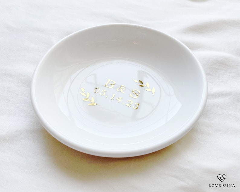 Regalo di nozze personalizzato, portafedi minimalista con iniziali e data, regalo per addio al nubilato, regalo di fidanzamento, regalo di nozze per coppia immagine 4