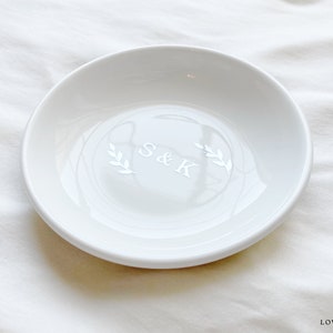 Regalo di nozze personalizzato, portafedi minimalista con iniziali e data, regalo per addio al nubilato, regalo di fidanzamento, regalo di nozze per coppia immagine 5