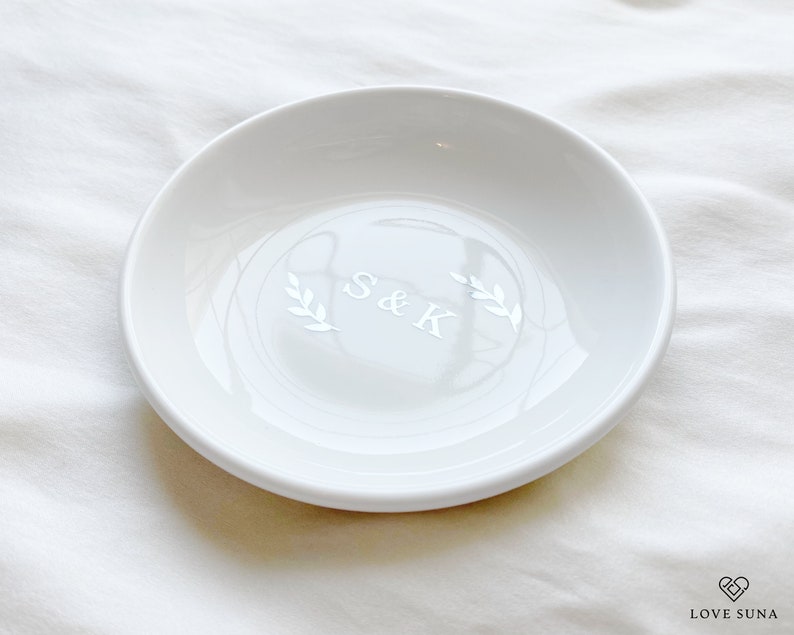 Regalo di nozze personalizzato, portafedi minimalista con iniziali e data, regalo per addio al nubilato, regalo di fidanzamento, regalo di nozze per coppia immagine 5