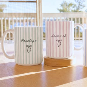 Personlig namnmugg, Anpassade brudtärnepresenter, Present till henne, Kaffekopp med ränder