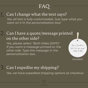 Puede incluir: Un gr&aacute;fico con el texto "FAQ" y tres preguntas sobre las opciones de personalizaci&oacute;n de un producto. Se muestra un ejemplo de un adorno redondo con el texto "Merry Christmas! We love you guys! - Kate & Ben".