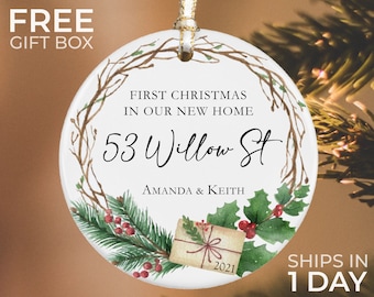 Peut inclure: Boule de Noël ronde blanche avec un motif de couronne aquarelle. La boule indique "Premier Noël dans notre nouvelle maison 53 Willow St Amanda & Keith 2021".