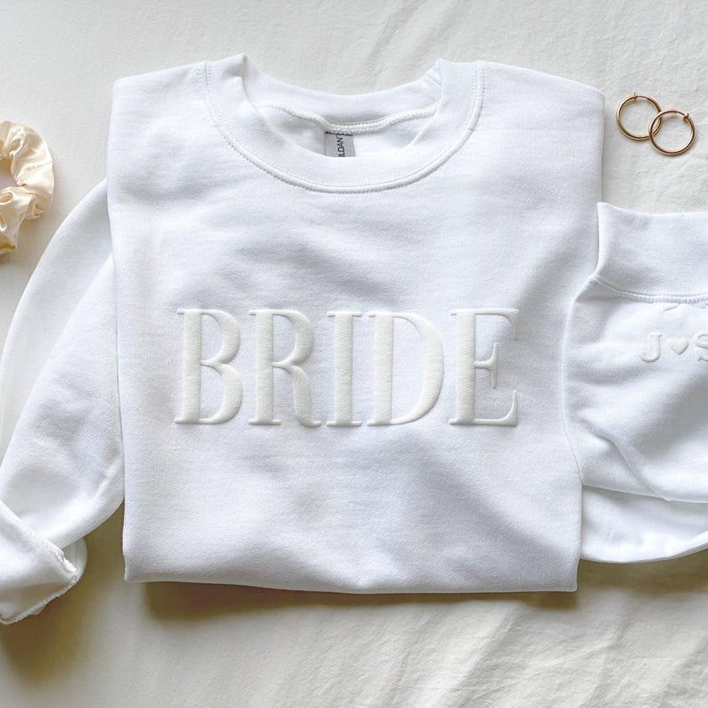 Personalisiertes Geschenk für die Braut, Braut Sweatshirt, erste Herzhülle, Verlobungsgeschenk, einzigartiges Brautpartygeschenk, zukünftige Frau Bild 1