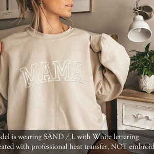 Personalisiertes Mama-Sweatshirt mit Kindernamen auf dem Ärmel, Muttertagsgeschenk, Geburtstagsgeschenk für Mama, Geschenk für neue Mama, minimalistischer cooler Mama-Pullover Bild 2