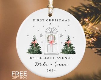 Puede incluir: Adorno de cerámica blanca con una ilustración en blanco y negro de una casa con una corona en la puerta, dos árboles de Navidad y el texto "First Christmas at 871 Elliott Avenue Mike + Jenn 2024".