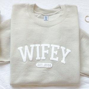 Sweat-shirt personnalisé pour femme, cadeau de mariage, cadeau pour la mariée, sweat-shirt nouvelle femme, cadeau unique pour la douche nuptiale, cadeau de lune de miel pour jeunes mariés image 1