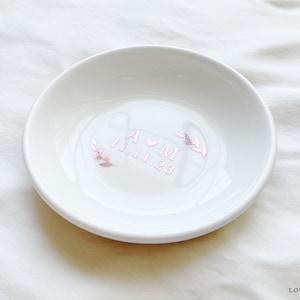 Regalo di nozze personalizzato, portafedi minimalista con iniziali e data, regalo per addio al nubilato, regalo di fidanzamento, regalo di nozze per coppia immagine 6