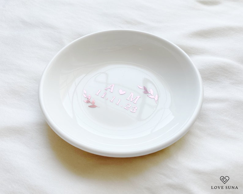 Regalo di nozze personalizzato, portafedi minimalista con iniziali e data, regalo per addio al nubilato, regalo di fidanzamento, regalo di nozze per coppia immagine 6