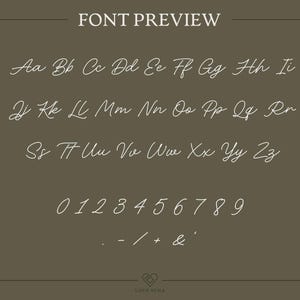 Peut inclure: Aper&ccedil;u de police de caract&egrave;res avec le texte "FONT PREVIEW" en haut. L'image pr&eacute;sente une police cursive blanche, affichant des lettres majuscules et minuscules, des chiffres et des symboles sur un fond vert olive fonc&eacute;. Le logo Love Suna est en bas.