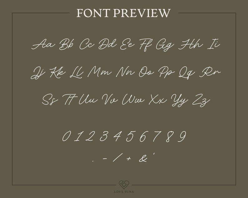 Peut inclure: Aper&ccedil;u de police de caract&egrave;res avec le texte "FONT PREVIEW" en haut. L'image pr&eacute;sente une police cursive blanche, affichant des lettres majuscules et minuscules, des chiffres et des symboles sur un fond vert olive fonc&eacute;. Le logo Love Suna est en bas.