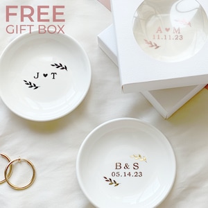 パーソナライズされた結婚祝い、イニシャルと日付が入ったミニマリストリングディッシュ、ブライダルシャワーギフト、婚約ギフト、カップルへの結婚祝い