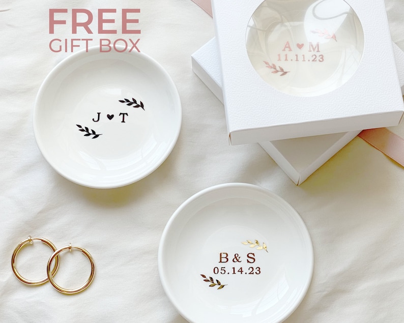 Regalo di nozze personalizzato, portafedi minimalista con iniziali e data, regalo per addio al nubilato, regalo di fidanzamento, regalo di nozze per coppia immagine 1
