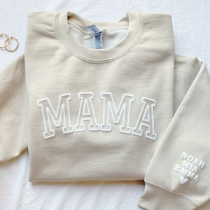 Sweat-shirt maman personnalisé avec prénoms sur la manche, cadeau fête des mères, cadeau d'anniversaire pour maman, cadeau nouvelle maman, pull maman cool minimaliste image 1