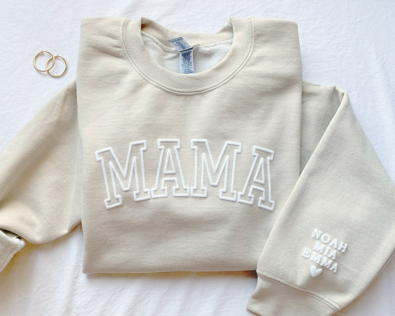 Personalisiertes Mama-Sweatshirt mit Kindernamen auf dem Ärmel, Muttertagsgeschenk, Geburtstagsgeschenk für Mama, Geschenk für neue Mama, minimalistischer cooler Mama-Pullover Bild 1