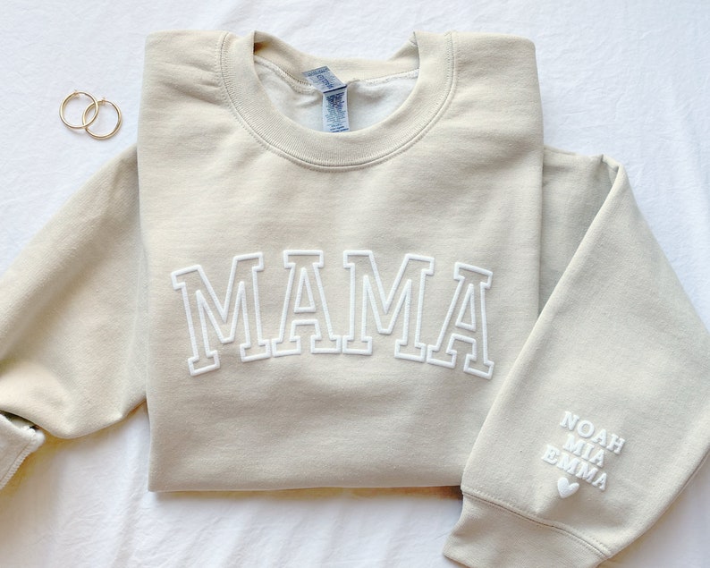 Sudadera personalizada de mamá con nombres de niños en la manga, regalo del Día de las Madres, regalo de cumpleaños para mamá, regalo de nueva mamá, suéter minimalista de mamá fresca imagen 1