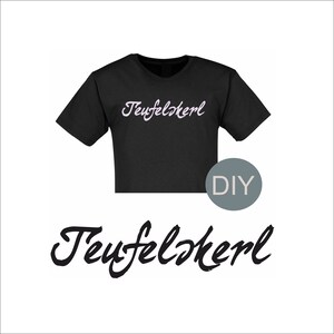 Könnte beinhalten: Schwarzes T-Shirt mit dem Text "Teufelskern" in rosa Schrift. Der Text "DIY" ist in weiß auf einem grauen Kreis geschrieben.