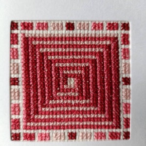 Tarjeta para cualquier ocasión en punto de cruz terminada: diseño geométrico en rojo y rosa