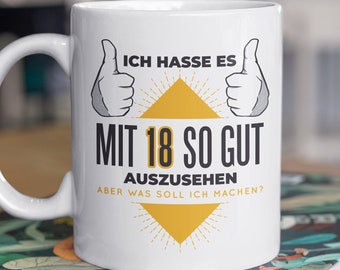 Può includere: Tazza da caffè in ceramica bianca con un design nero e giallo. La tazza ha un pollice nero in alto su ogni lato e il testo "Ich hasse es mit 18 so gut auszusehen aber was soll ich machen?"