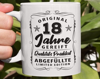 Può includere: Tazza in ceramica bianca con un design nero che dice "Original 18 Jahre Gereift Qualitäts Prädikat Abgefüllte Limited Edition".