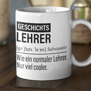 Könnte beinhalten: Weiße Keramiktasse mit schwarzem Text, der "GESCHICHTS LEHRER [gǝ'Sıçts 'le:re] Substantiv Wie ein normaler Lehrer. Nur viel cooler." lautet.