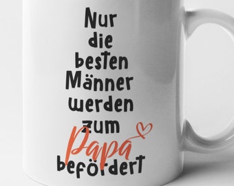 Può includere: Tazza in ceramica bianca con testo nero che recita "Nur die besten Männer werden zum Papa befördert" con un piccolo cuore rosso.