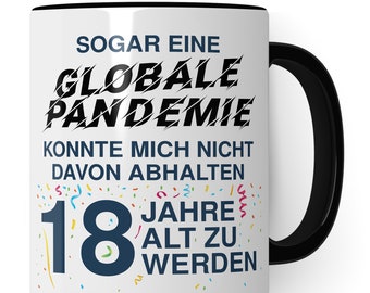 Può includere: Una tazza in ceramica bianca con un bordo e un manico neri. La tazza ha una grafica nera che dice "SOGAR EINE GLOBALE PANDEMIE KONNTE MICH NICHT DAVON ABHALTEN 18 JAHRE ALT ZU WERDEN".