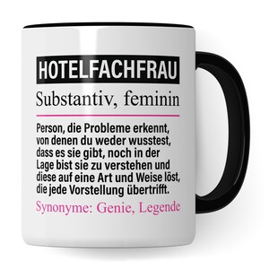 Könnte beinhalten: Eine weiße Keramiktasse mit schwarzem Rand und Henkel. Die Tasse zeigt eine schwarz-rosa Grafik mit dem Text "HOTELFACHFRAU Substantiv, feminin Person, die Probleme erkennt, von denen du weder wusstest, dass es sie gibt, noch in der Lage bist sie zu verstehen und diese auf eine Art und Weise löst, die jede Vorstellung übertrifft. Synonyme: Genie, Legende"