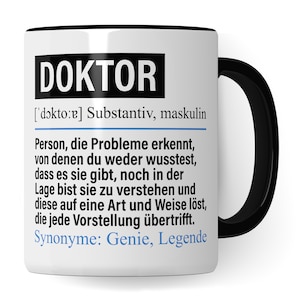 Peut inclure: Une tasse en céramique blanche avec un bord et une poignée noirs. La tasse présente un graphique noir et blanc avec le mot "DOKTOR" en grandes lettres et une définition du mot en allemand. La définition comprend le mot "Probleme" et l'expression "Genie, Legende".