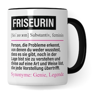 Puede incluir: Taza de cerámica blanca con borde y asa negros. La taza presenta un gráfico en blanco y negro con la palabra "FRISEURIN" en letras grandes y una definición en alemán. La definición dice: "[fri'zØ:Bin] Substantiv, feminin Person, die Probleme erkennt, von denen du weder wusstest, dass es sie gibt, noch in der Lage bist sie zu verstehen und diese auf eine Art und Weise löst, die jede Vorstellung übertrifft. Synonyme: Genie, Legende"