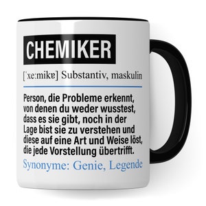 Könnte beinhalten: Eine weiße Keramiktasse mit schwarzem Rand und Henkel. Die Tasse zeigt eine schwarz-weiße Grafik mit dem Wort "CHEMIKER" in großen Buchstaben und einer Definition des Wortes auf Deutsch. Die Definition lautet: "['xe:mike] Substantiv, maskulin Person, die Probleme erkennt, von denen du weder wusstest, dass es sie gibt, noch in der Lage bist sie zu verstehen und diese auf eine Art und Weise löst, die jede Vorstellung übertrifft. Synonyme: Genie, Legende"