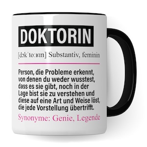 Könnte beinhalten: Eine weiße Keramiktasse mit schwarzem Rand und Henkel. Die Tasse zeigt eine schwarz-weiße Grafik mit dem Wort "DOKTORIN" in großen Buchstaben und einer Definition des Wortes auf Deutsch. Die Definition lautet: "[dɔk'to:kin] Substantiv, feminin Person, die Probleme erkennt, von denen du weder wusstest, dass es sie gibt, noch in der Lage bist sie zu verstehen und diese auf eine Art und Weise löst, die jede Vorstellung übertrifft. Synonyme: Genie, Legende"