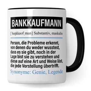 Könnte beinhalten: Eine weiße Keramiktasse mit schwarzem Rand und Henkel. Die Tasse zeigt eine schwarz-weiße Grafik mit dem Text "BANKKAUFMANN" und einer Definition des Wortes auf Deutsch. Die Definition lautet: "['bankkauf, man] Substantiv, maskulin Person, die Probleme erkennt, von denen du weder wusstest, dass es sie gibt, noch in der Lage bist sie zu verstehen und diese auf eine Art und Weise löst, die jede Vorstellung übertrifft. Synonyme: Genie, Legende"