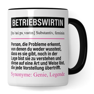 Könnte beinhalten: Weiße Keramiktasse mit schwarzem Rand und Henkel. Die Tasse zeigt eine schwarz-weiße Grafik mit dem Text "BETRIEBSWIRTIN" und einer Definition auf Deutsch. Der Text "Synonyme: Genie, Legende" ist in rosa.