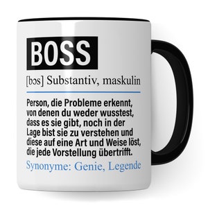 Könnte beinhalten: Eine weiße Keramiktasse mit schwarzem Rand und Henkel. Die Tasse zeigt eine schwarz-weiße Grafik mit dem Wort "BOSS" in großen Buchstaben und einer Definition des Wortes in Deutsch. Die Definition lautet: "[bos] Substantiv, maskulin Person, die Probleme erkennt, von denen du weder wusstest, dass es sie gibt, noch in der Lage bist sie zu verstehen und diese auf eine Art und Weise löst, die jede Vorstellung übertrifft. Synonyme: Genie, Legende"