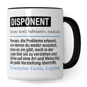 Könnte beinhalten: Eine weiße Keramiktasse mit schwarzem Rand und Henkel. Die Tasse zeigt eine schwarz-weiße Grafik mit dem Wort "DISPONENT" in Fettdruck, gefolgt von einer Definition auf Deutsch. Die Definition lautet: "[dispo'nent] Substantiv, maskulin Person, die Probleme erkennt, von denen du weder wusstest, dass es sie gibt, noch in der Lage bist sie zu verstehen und diese auf eine Art und Weise löst, die jede Vorstellung übertrifft. Synonyme: Genie, Legende"