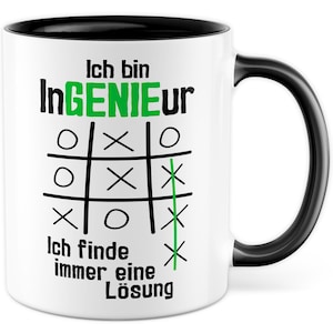 Peut inclure: Mug en céramique blanche avec un bord et une poignée noirs. Le mug présente un motif vert et noir avec le texte "Ich bin Ingenieur" et un jeu de tic-tac-toe avec une ligne verte tracée à travers lui. Le texte "Ich finde immer eine Lösung" se trouve sous le jeu.