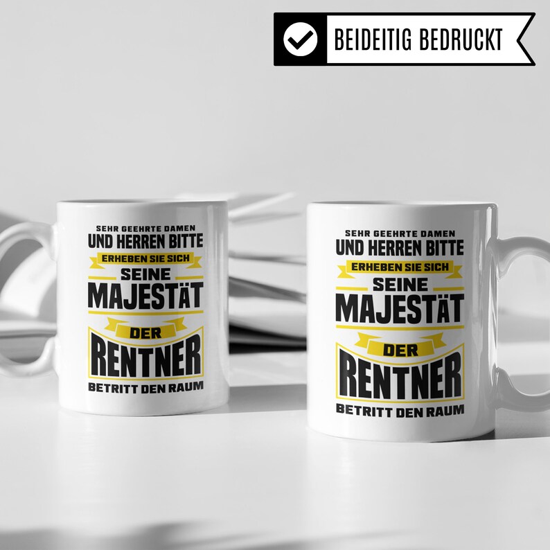 Puede incluir: Dos tazas de cer&aacute;mica blanca con texto negro y amarillo. El texto en las tazas dice "Sehr geehrte Damen und Herren bitte erheben Sie sich Seine Majest&auml;t der Rentner betritt den Raum".
