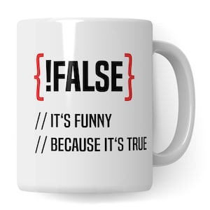 Könnte beinhalten: Weiße Keramik-Tasse mit dem Text "!FALSE" in Schwarz, umrahmt von roten Klammern. Darunter steht "// IT'S FUNNY // BECAUSE IT'S TRUE" in Schwarz. Die Tasse hat einen weißen Henkel.