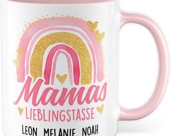 Könnte beinhalten: Weiße Keramiktasse mit rosafarbenem Rand und Henkel. Die Tasse zeigt einen rosa-goldenen Glitzerregenbogen mit Herzen und dem Text "Mamas Lieblingstasse" und "LEON, MELANIE, NOAH".