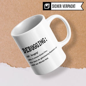 K&ouml;nnte beinhalten: Wei&szlig;e Keramiktasse mit einer schwarzen Grafik, auf der "DEBUGGING: /di: 'bagın/ Wie in einem Krimi Film. Nur dass du gleichzeitig Kommissar UND der M&ouml;rder bist." steht.
