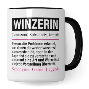 Könnte beinhalten: Weiße Keramiktasse mit schwarzem Rand und Henkel. Die Tasse zeigt eine schwarz-rosa Grafik mit dem Wort "WINZERIN" in großen Buchstaben und einer Definition des Wortes in kleinerem Text. Die Definition lautet: "['vintsǝrın] Substantiv, feminin Person, die Probleme erkennt, von denen du weder wusstest, dass es sie gibt, noch in der Lage bist sie zu verstehen und diese auf eine Art und Weise löst, die jede Vorstellung übertrifft. Synonyme: Genie, Legende"