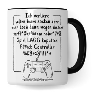 Könnte beinhalten: Weiße Keramiktasse mit schwarzem Rand und Henkel. Die Tasse zeigt eine schwarz-weiße Illustration eines Videospiel-Controllers und den Text: "Ich verliere selten beim zocken aber wenn doch dann wegen diesem verf!*Xk#%tem sche*?#8 Spiel LAGG kaputten F$%ck Controller %&§#$§'!!!*#"