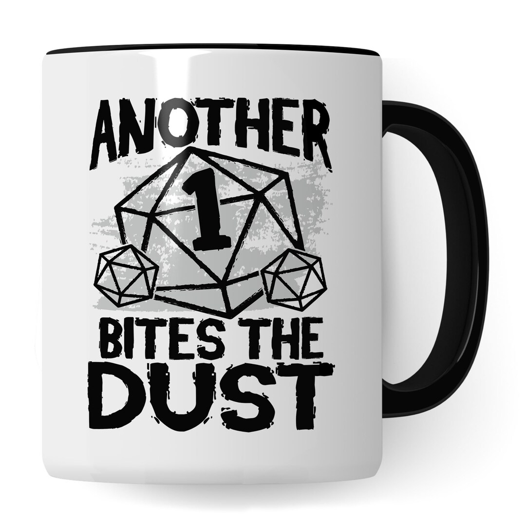 Pagma Druck D&D Tasse 'Another 1 Bites The Dust' – Witziger Rollenspiel-Becher Für Pen & Paper Fans