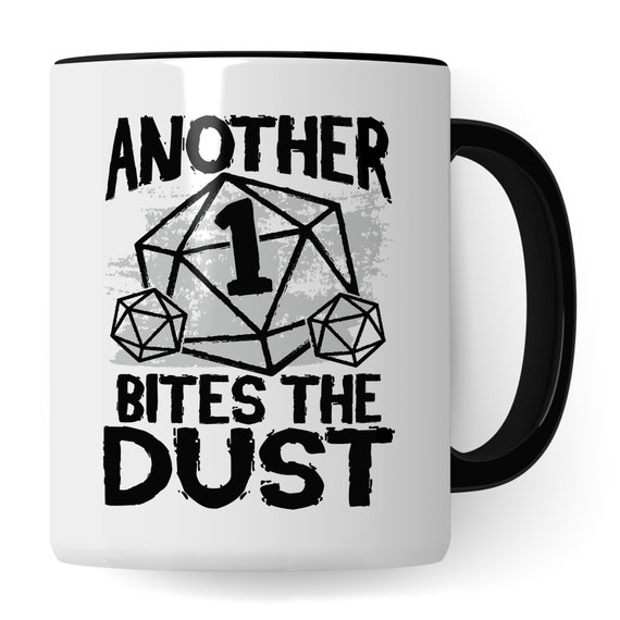 DnD Roleplay Tasse Another 1 bites the Dust Spruch DnD Rollenspiel Geschenk Pen & Paper Tabletop D20 RPG Dungeon Kaffee-Becher Geschenkidee