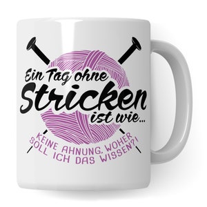 Könnte beinhalten: Weiße Keramiktasse mit einem schwarzen und violetten Design. Die Tasse zeigt eine Wollknäuel mit Stricknadeln und den Text "Ein Tag ohne Stricken ist wie... KEINE AHNUNG, WOHER SOLL ICH DAS WISSEN?!"