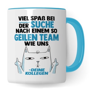Könnte beinhalten: Weiße Keramiktasse mit blauem Rand und Henkel. Die Tasse zeigt eine Schwarzweißillustration einer Katze, die ihre Mittelfinger hochhält. Der Text auf der Tasse lautet "Viel Spaß bei der Suche nach einem so geilen Team wie uns - Deine Kollegen".
