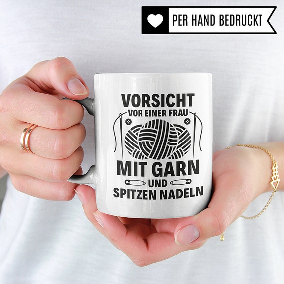 Pagma Druck Tasse Für Strickerinnen - 'Ein Tag Ohne Stricken...' Spruch - Weiße Keramiktasse 330 Ml - Geschenk Für Handarbeits-Fans