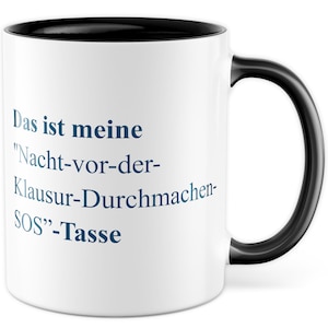 Peut inclure: Une tasse en céramique blanche avec un bord et une poignée noirs. La tasse porte une inscription bleue qui dit "Das ist meine "Nacht-vor-der-Klausur-Durchmachen-SOS"-Tasse".