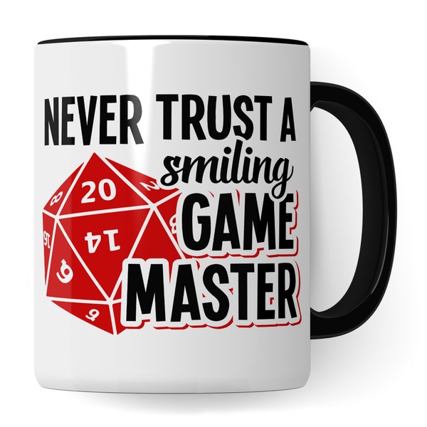 Game Master Tasse - Rollenspiel Spruch: Never Trust a Smiling Gamemaster Kaffeetasse Pen & Paper Tabletop D20 Würfel Motiv RPG Kaffee-Becher